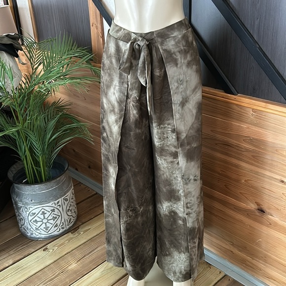 She and Sky womens Pants Wide Leg Size M Boho Tie Dye Camo shorts beach - Picture 1 of 12